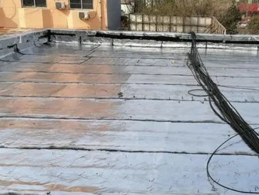 上海市卫生间漏水维修公司分享下上海市屋面楼顶防水刚性防水层施工要点。